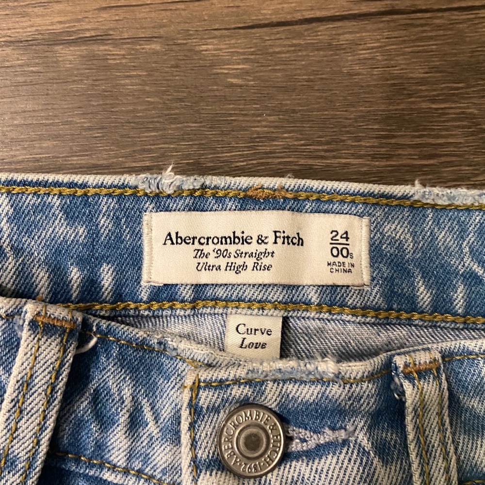 A & F Curve Love 90s Straight Ultra High Rise